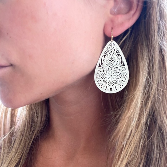 NWT Lightweight Lasercut Earrings in White - Picture 4 of 4